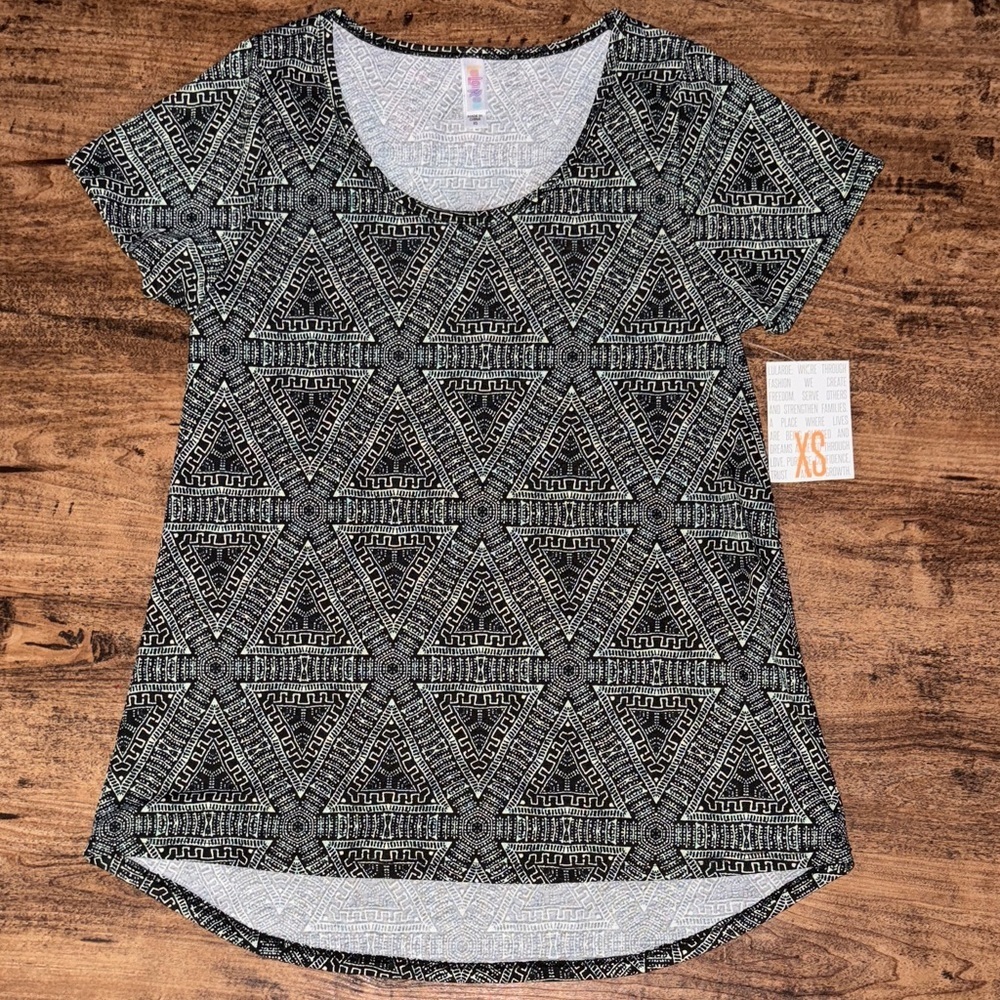 LuLaRoe Black and Gray flecks of green Geometric Short Sleeve Top